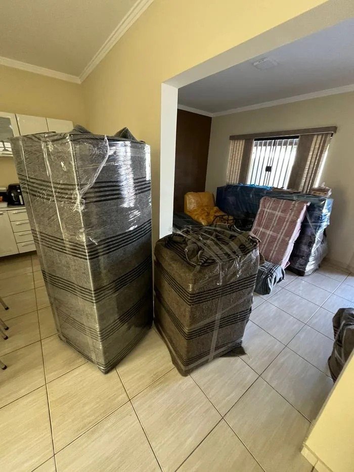 Móveis maiores protegidos antes do carregamento.