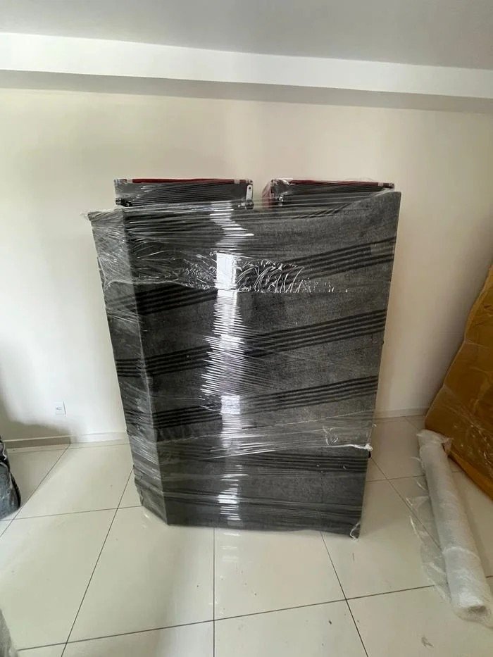 Mantas e filme stretch para proteger superfícies.